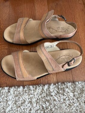 SAS Nudu Neutral Tan Leather Dual-Strap Buckle Comfort Sandals size 9 1/2 W
